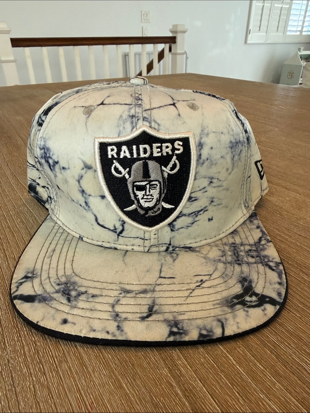 New Era Raiders Marble Tie-Dye Snapback Hat in White and Black